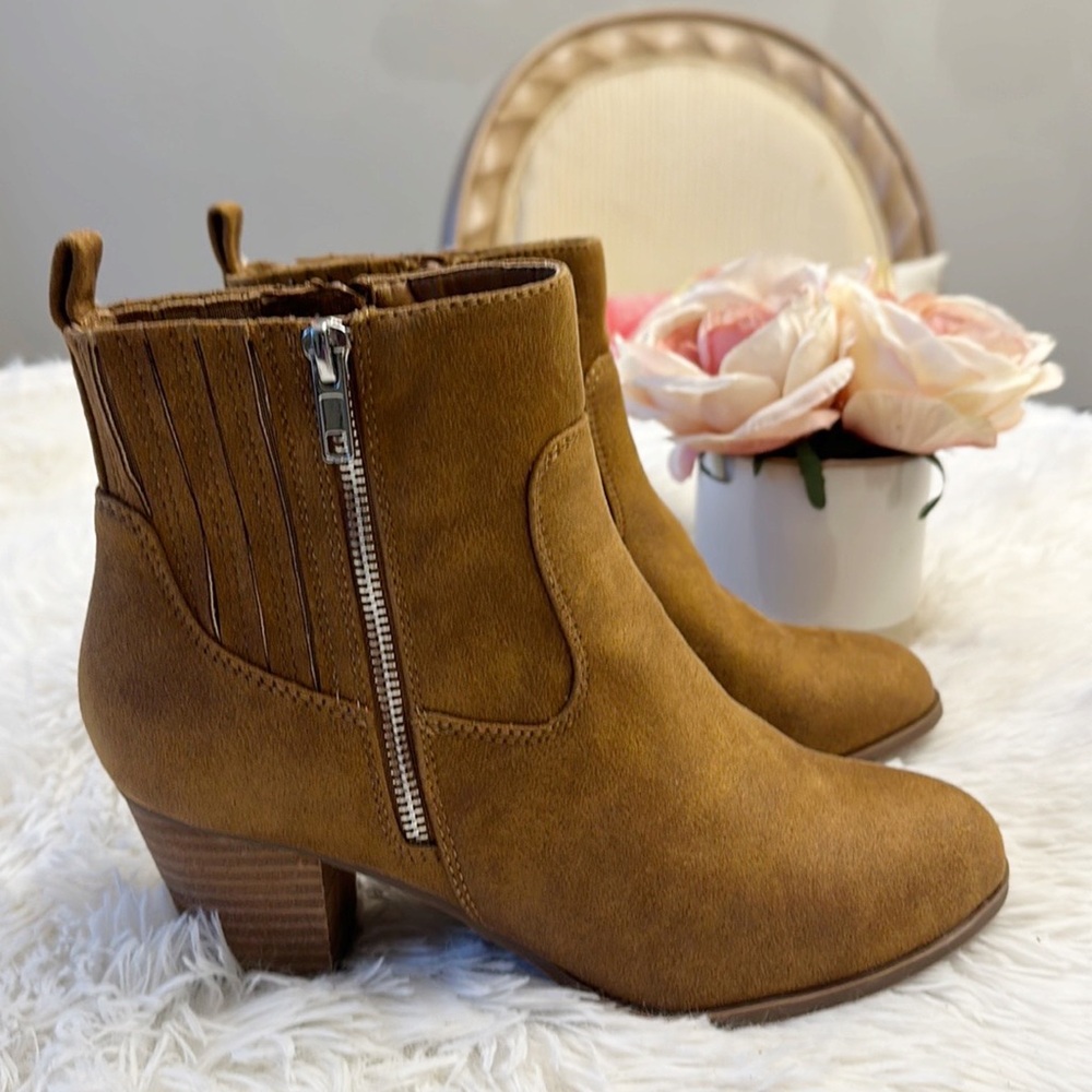 NEW Dolce Vita Carrie Faux Suede brown western ankle bootie women size 7.5